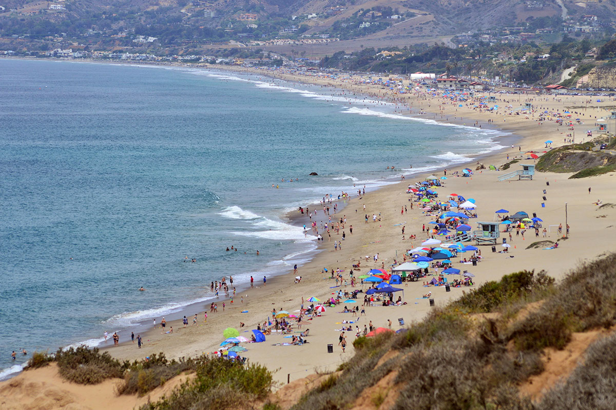 Vista da praia Zuma Beach na Califórnia