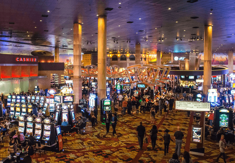 Interior do hotel, lojas e cassino - Picture of Paris Las Vegas