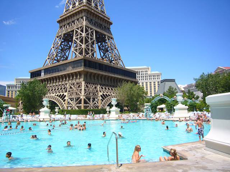 Piscina do hotel Paris em Las Vegas